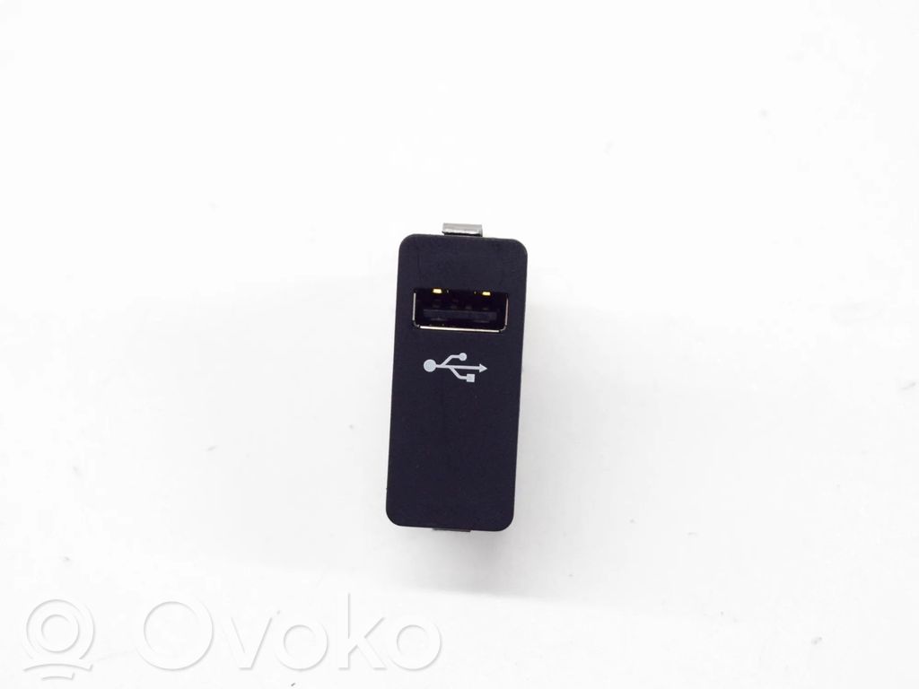 Enchufe conector entrada auxiliar   6820397