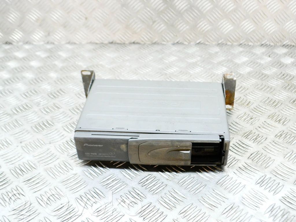 Toyota Land Cruiser (FJ80) Radio/CD/DVD/GPS head unit 