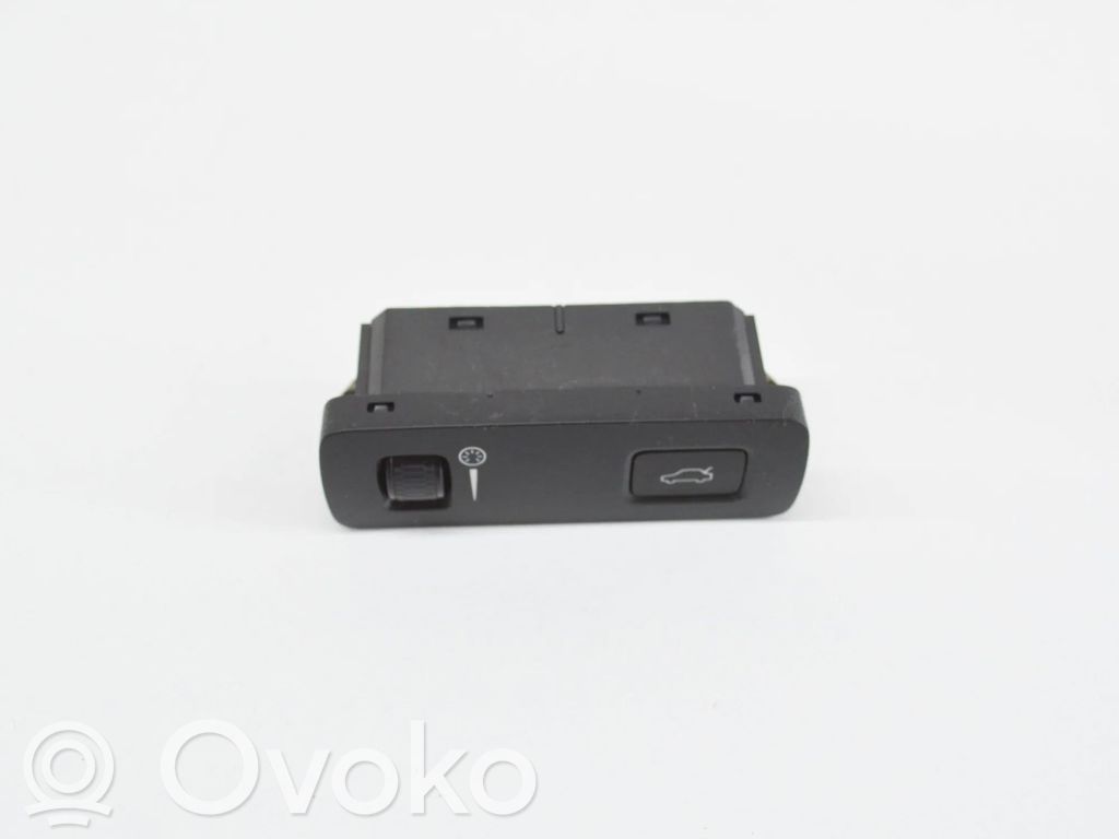 Volvo XC40 Tailgate/boot open switch button 