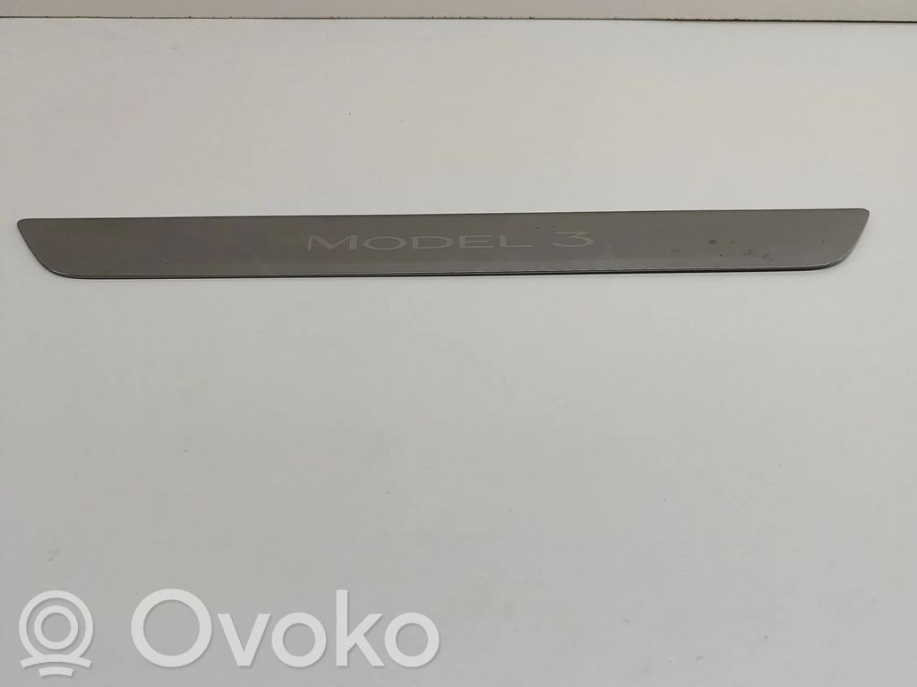 Tesla Model 3 Copertura del rivestimento del sottoporta anteriore 