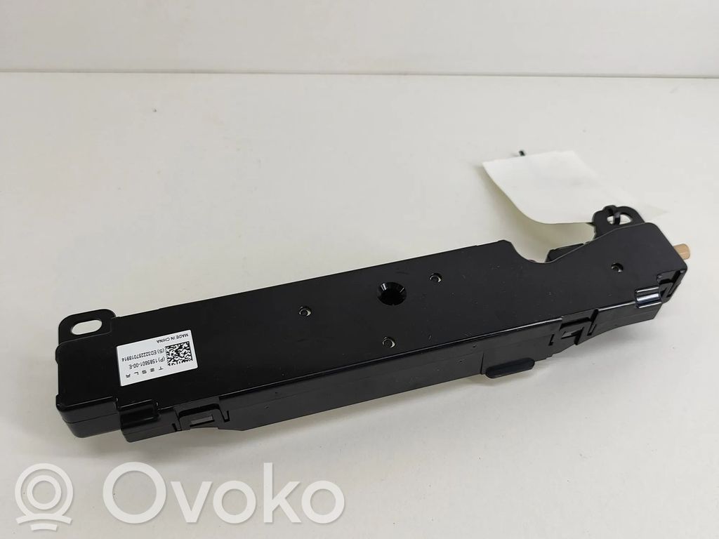 Tesla Model 3 Amplificator antenă aeriană 