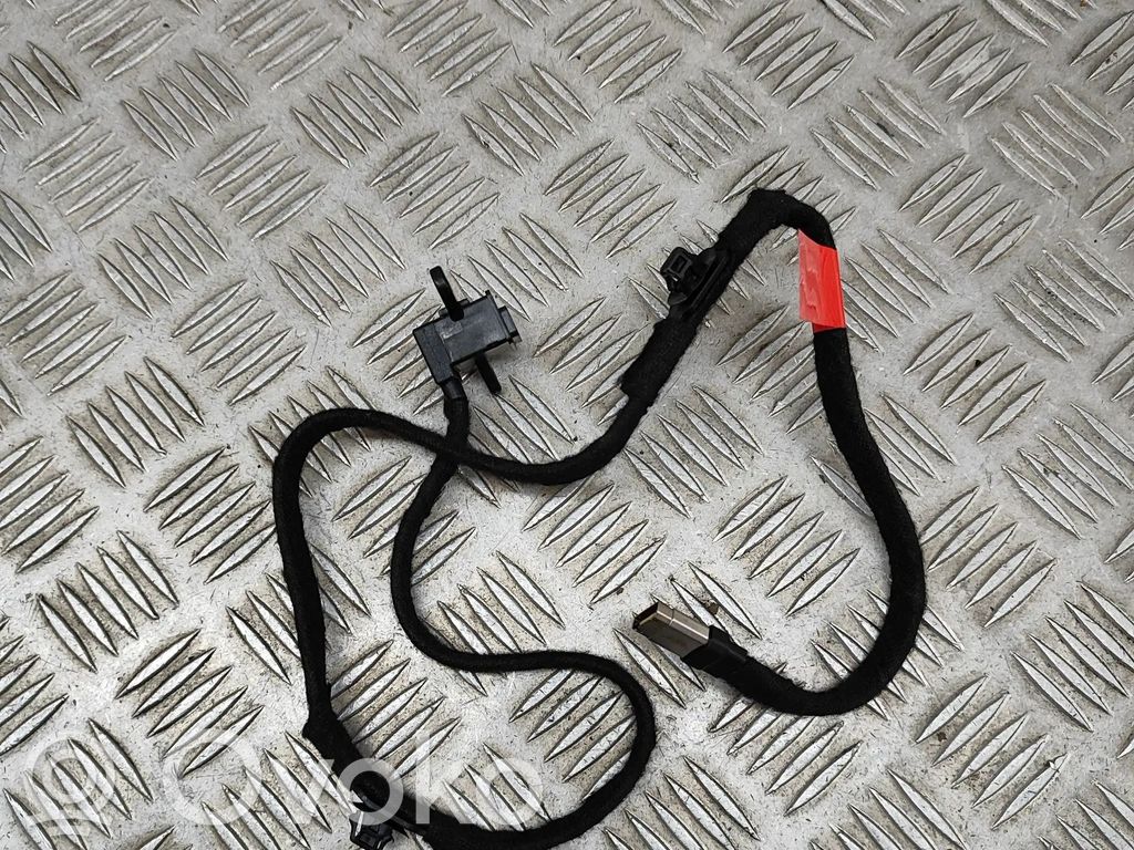 Tesla Model 3 Enchufe conector entrada auxiliar 