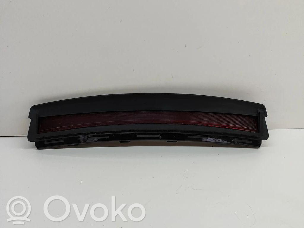 Tesla Model 3 Kolmas/lisäjarruvalo 