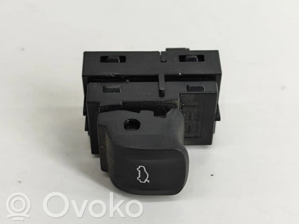 Tailgate/boot open switch button   9327029
