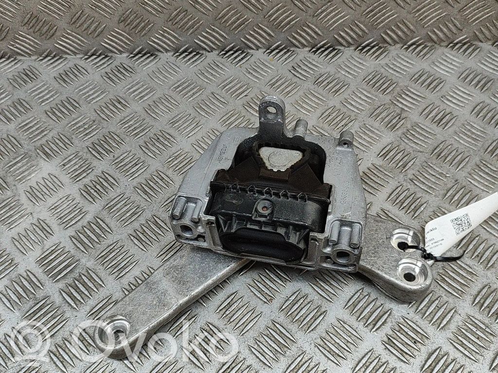 Volkswagen PASSAT B8 Engine mount bracket 