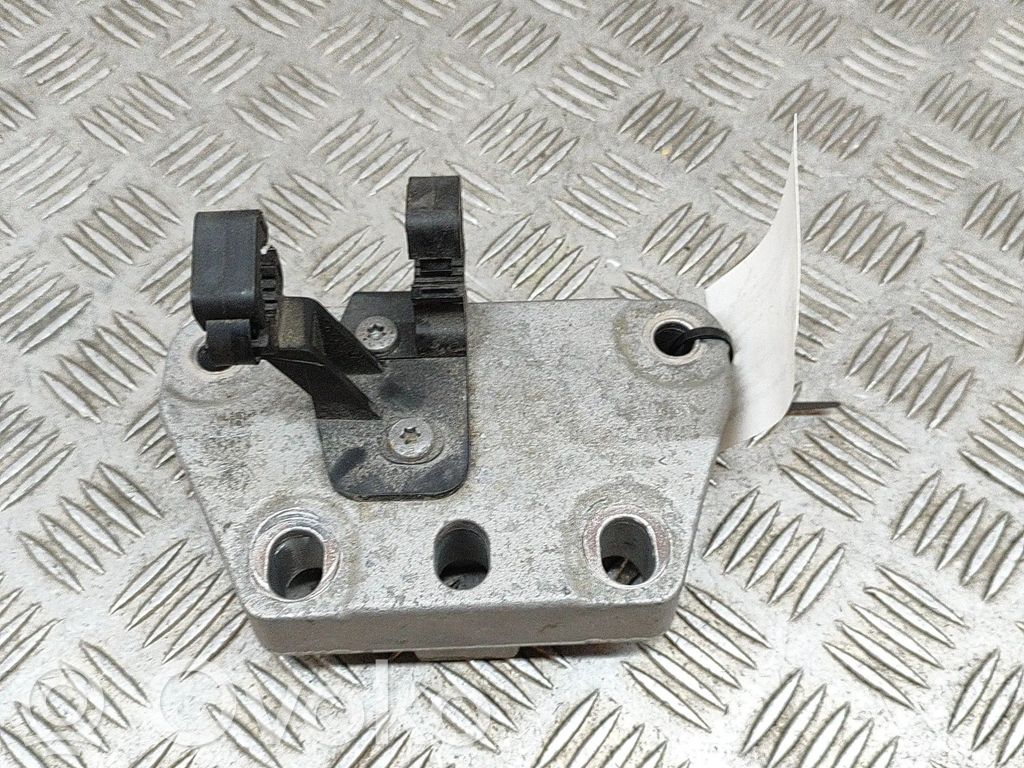 Volkswagen Golf VII Engine mounting bracket 