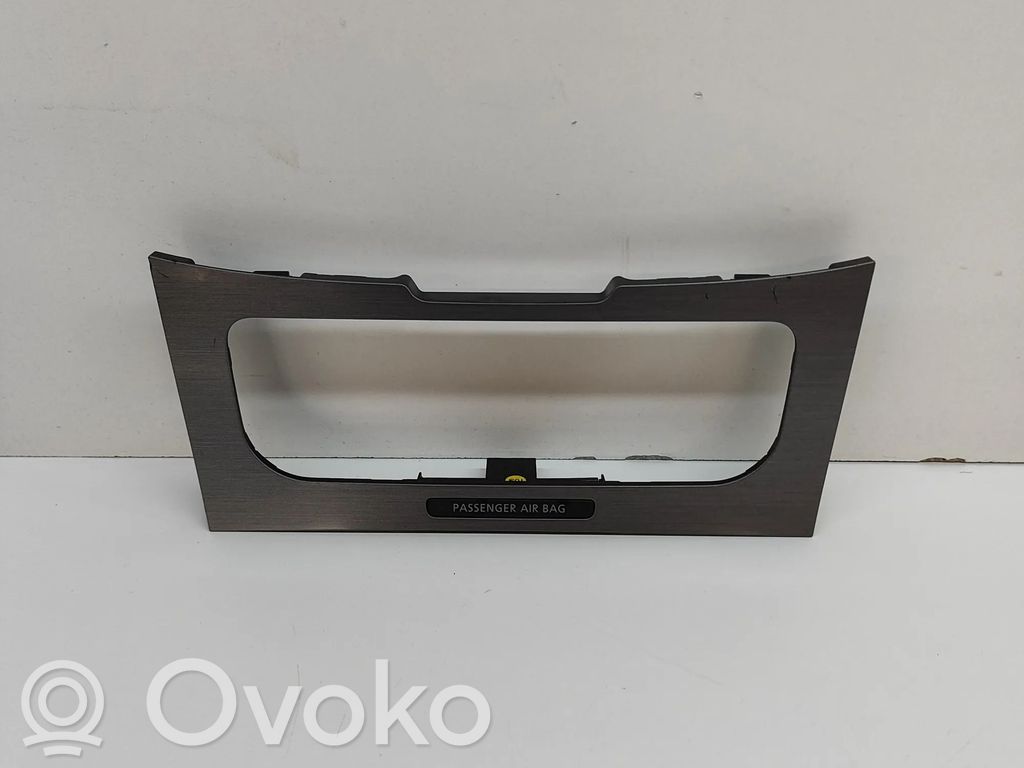 Volkswagen PASSAT B7 Moldura de la guantera 