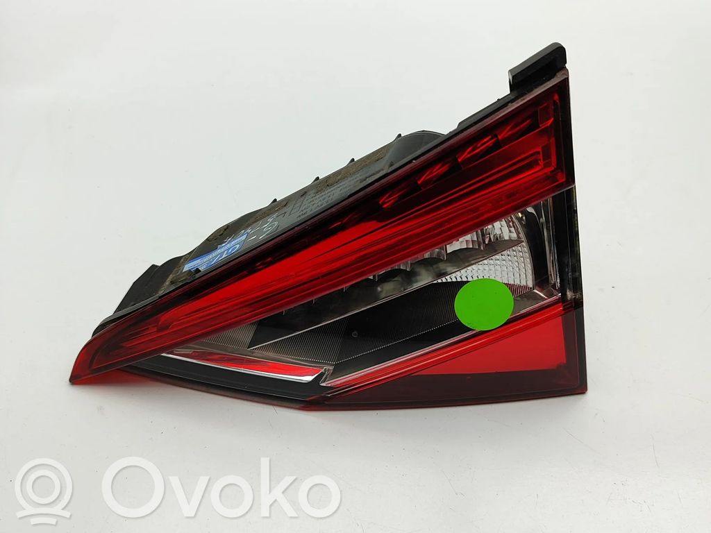 Skoda Superb B8 (3V) Lampy tylnej klapy bagażnika 