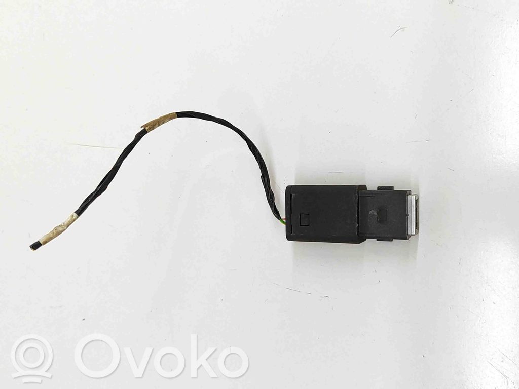 Peugeot 2008 II Gniazdo / Złącze USB 