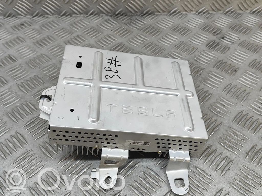 Tesla Model Y Amplificatore 