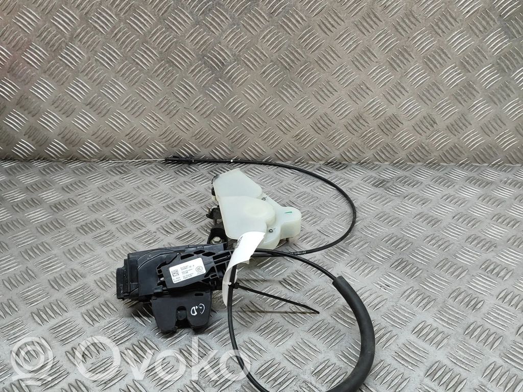 Tesla Model X Takaoven lukko 