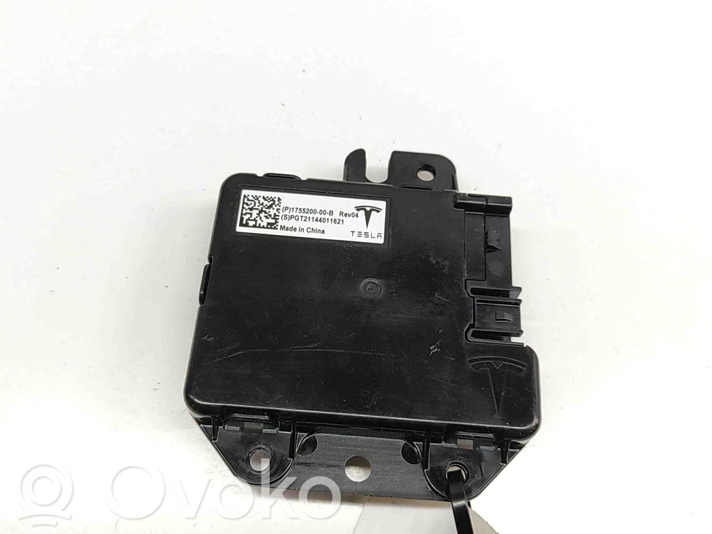 Tesla Model Y USB-pistokeliitin 
