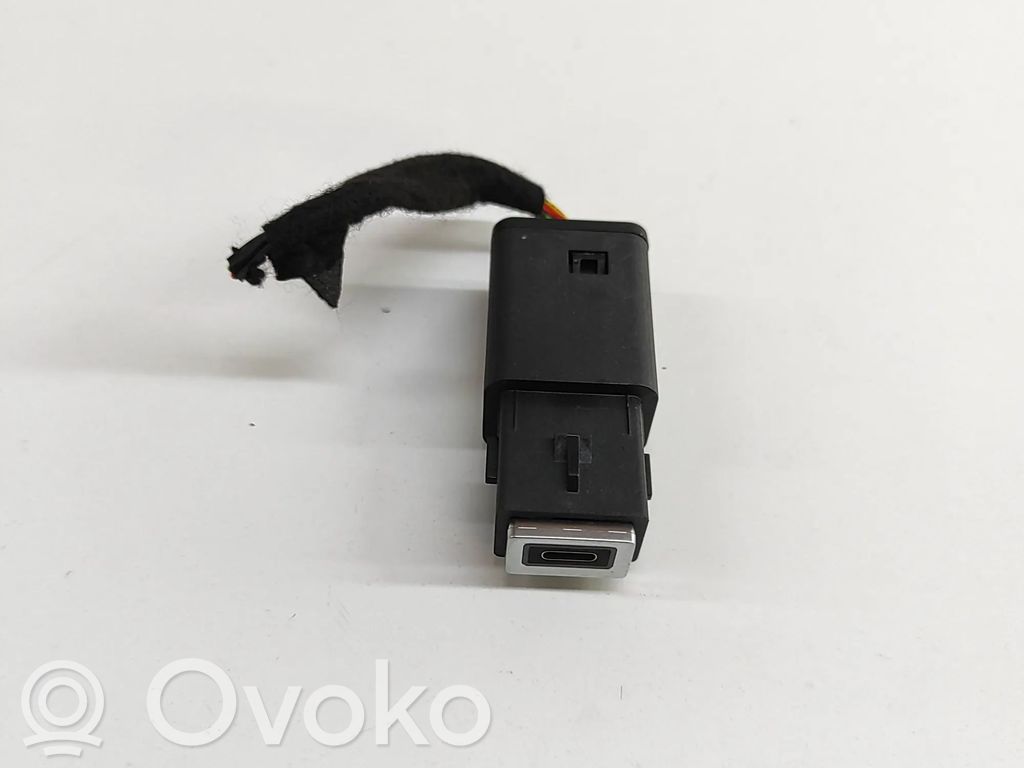 Peugeot 5008 III USB socket connector 