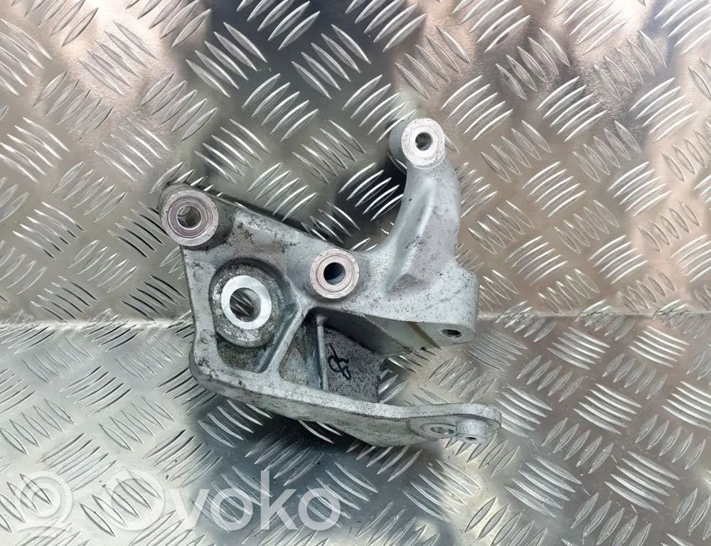 Volvo S90, V90 Engine mounting bracket 