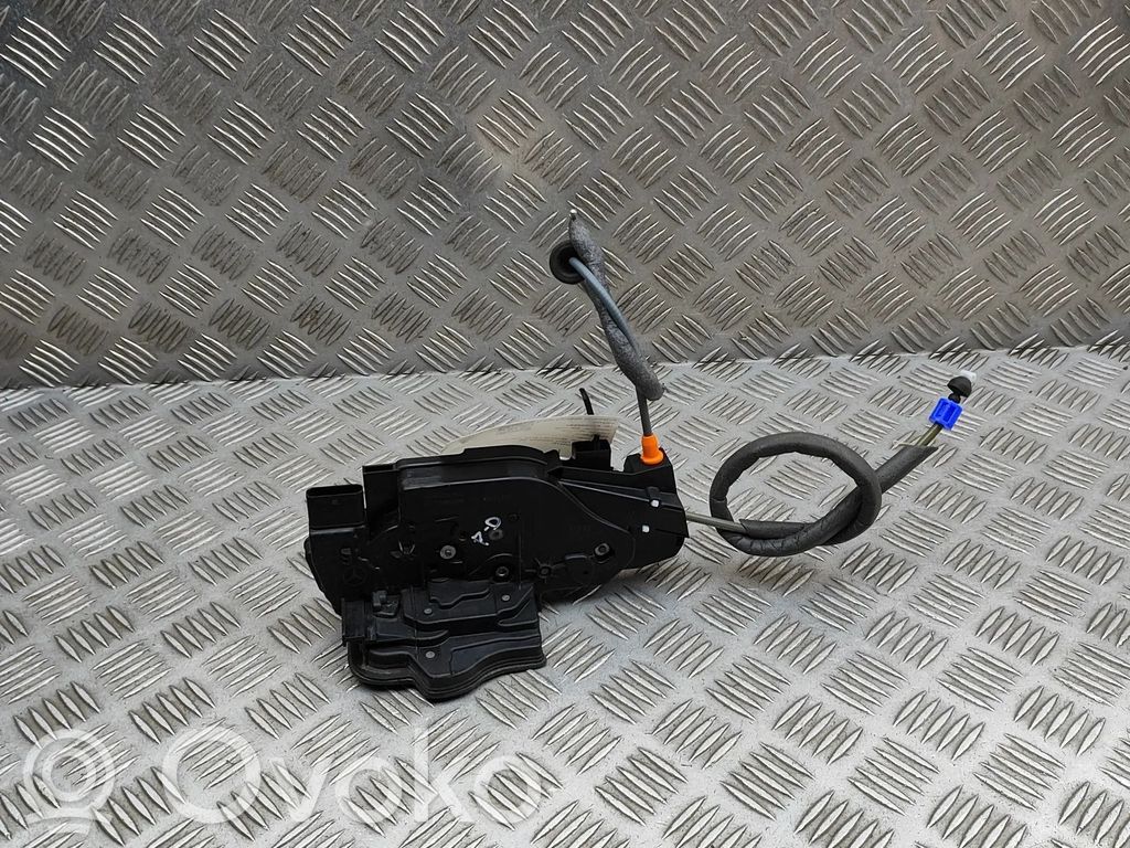 Mercedes-Benz EQB Etuoven lukko