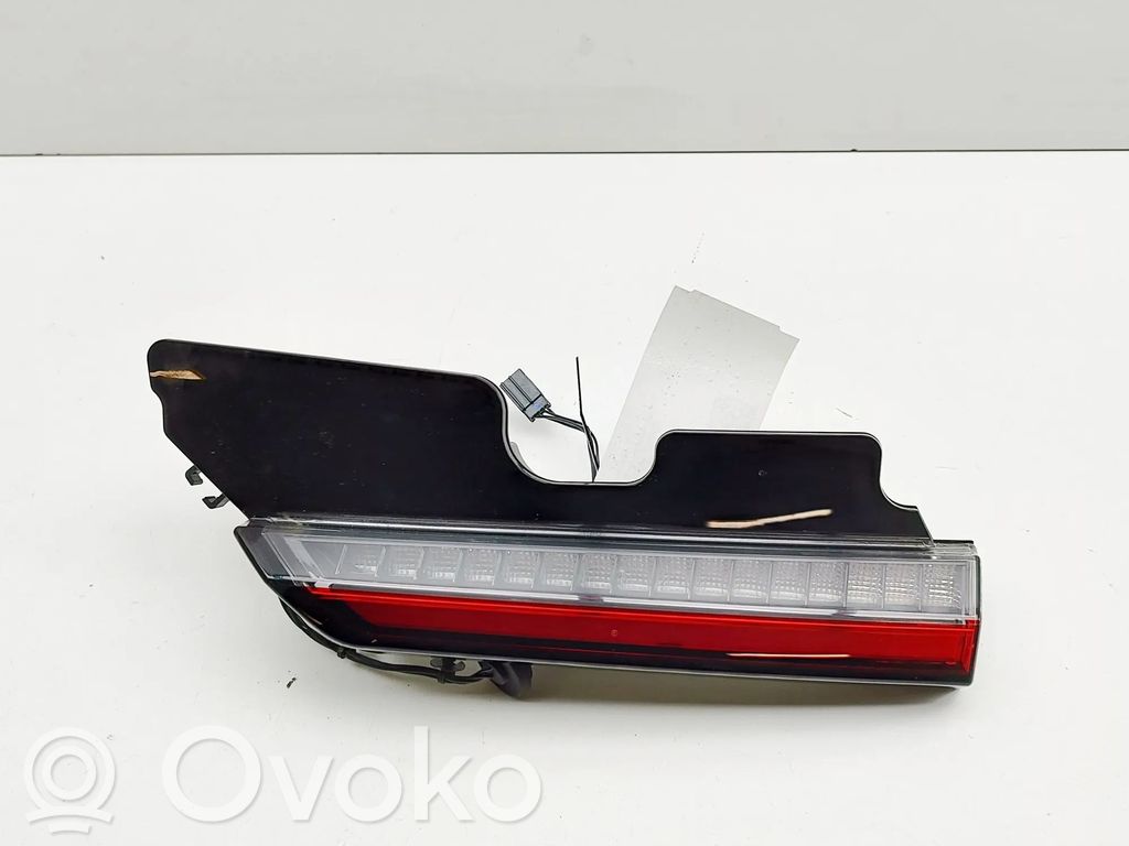 Volvo C40 Lampă spate în capacul portbagajului 