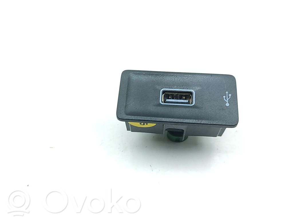 Volkswagen Touareg III Gniazdo / Złącze USB 