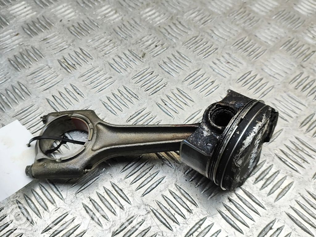 BMW 2 F45 Tłok 