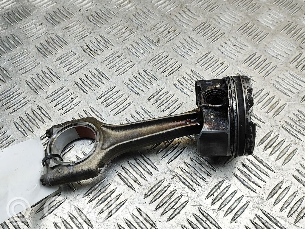 BMW 2 F45 Tłok 