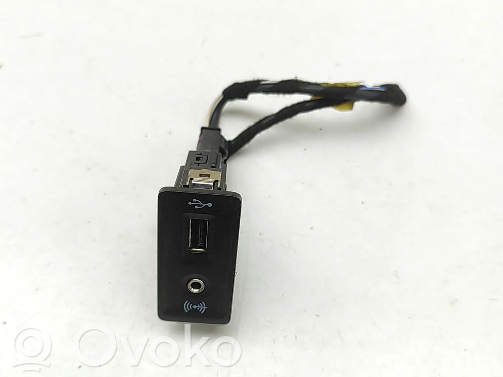Volkswagen PASSAT B8 Enchufe conector entrada auxiliar 