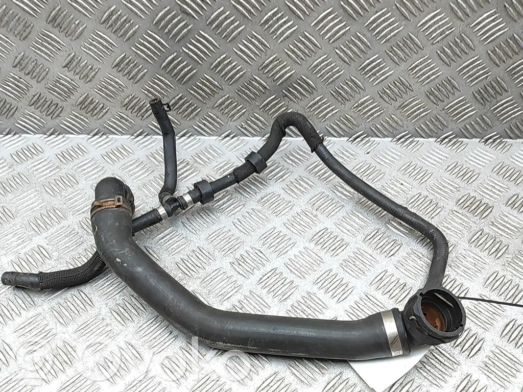 Volkswagen PASSAT B8 Tubo flessibile del liquido di raffreddamento del motore 
