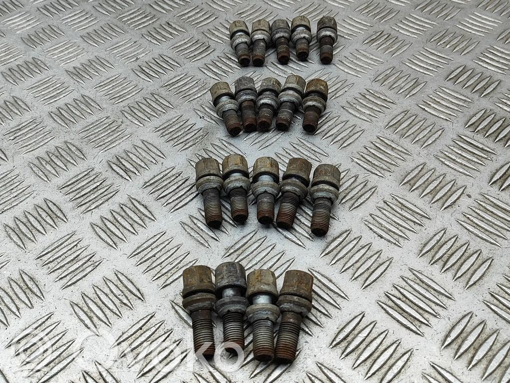 Opel Vivaro Nakrętki i śruby 