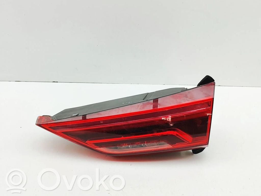 Lampy tylnej klapy bagażnika   83A945094