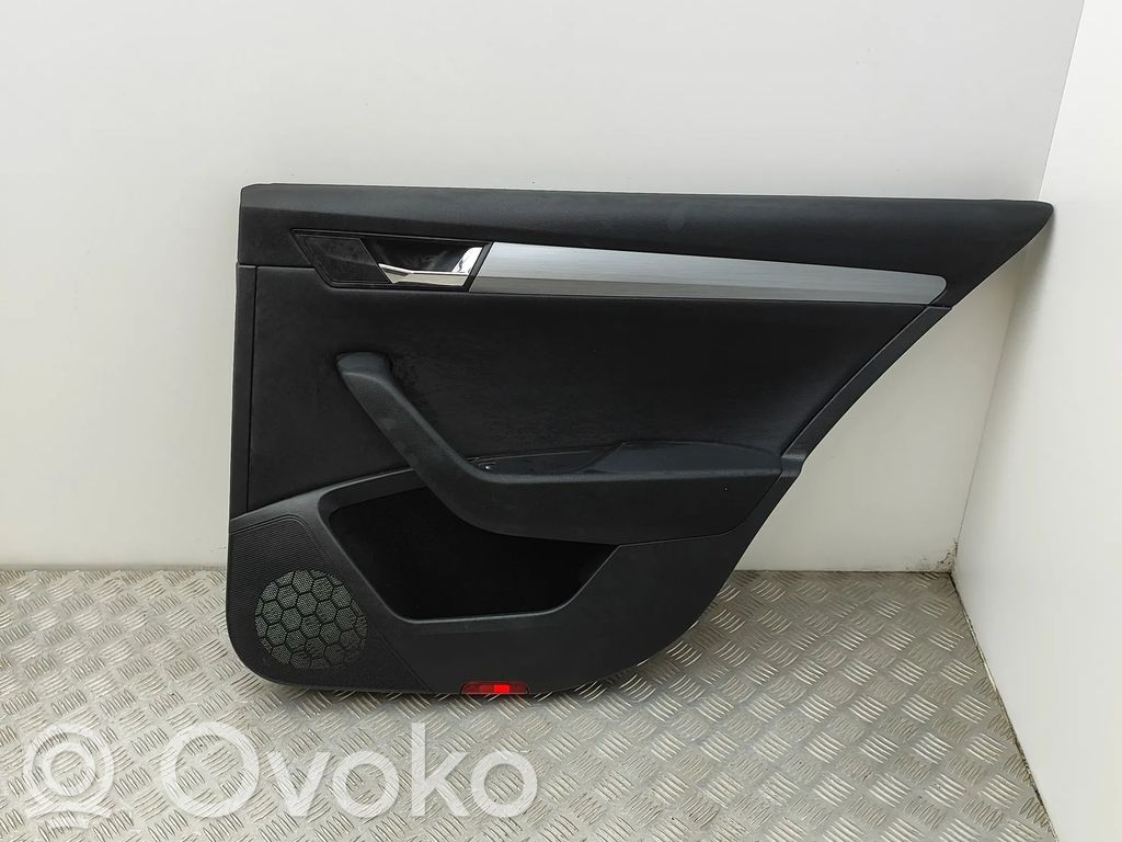 Skoda Superb B8 (3V) Boczki / Poszycie drzwi tylnych 