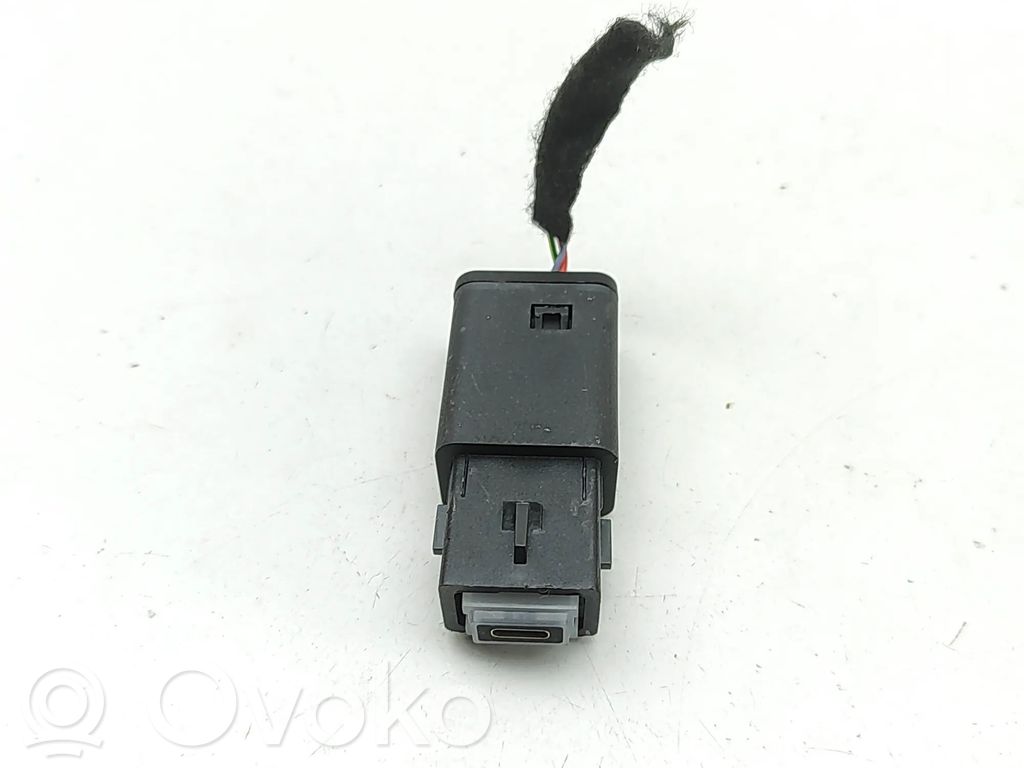 Peugeot 3008 III USB socket connector 