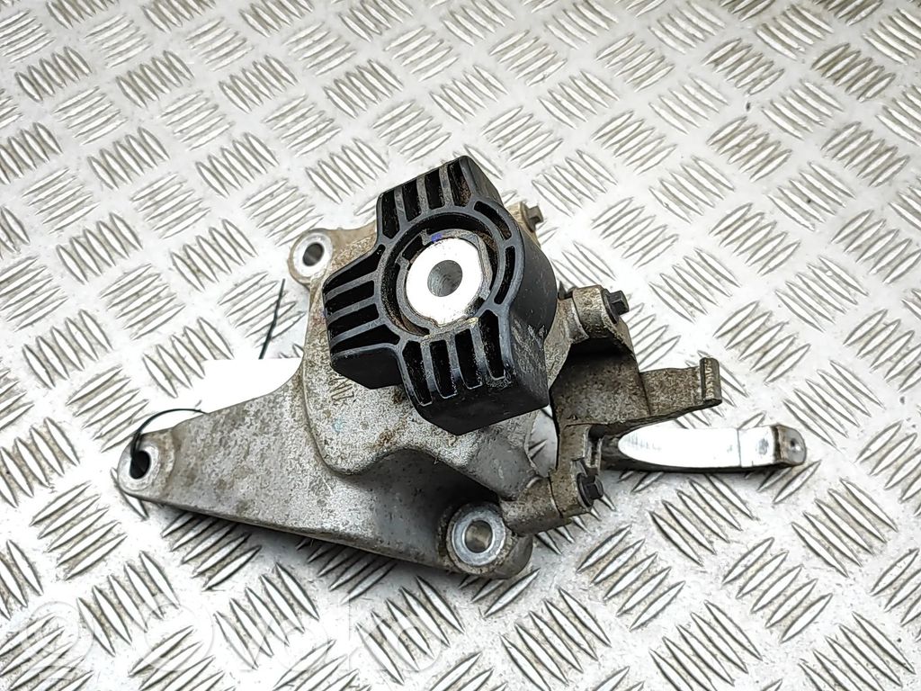 Volvo XC40 Engine mounting bracket 