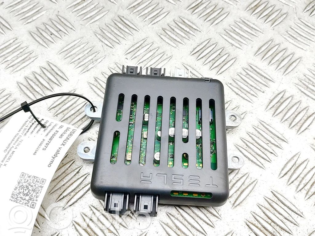 Tesla Model X Steuergerät USB 