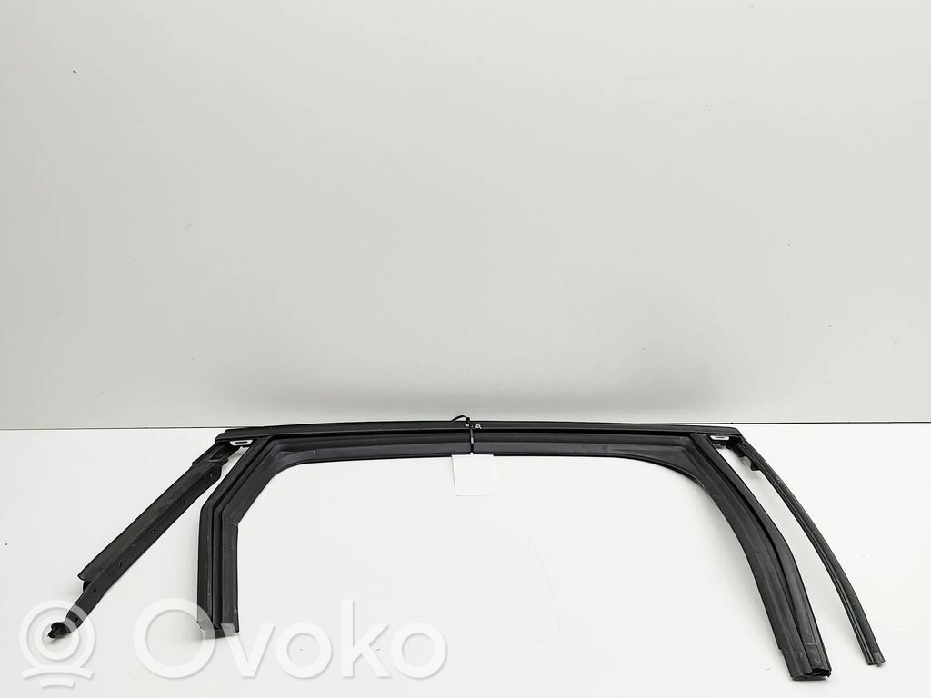 Listwa / Uszczelka szyby drzwi tylnych   823305376R
