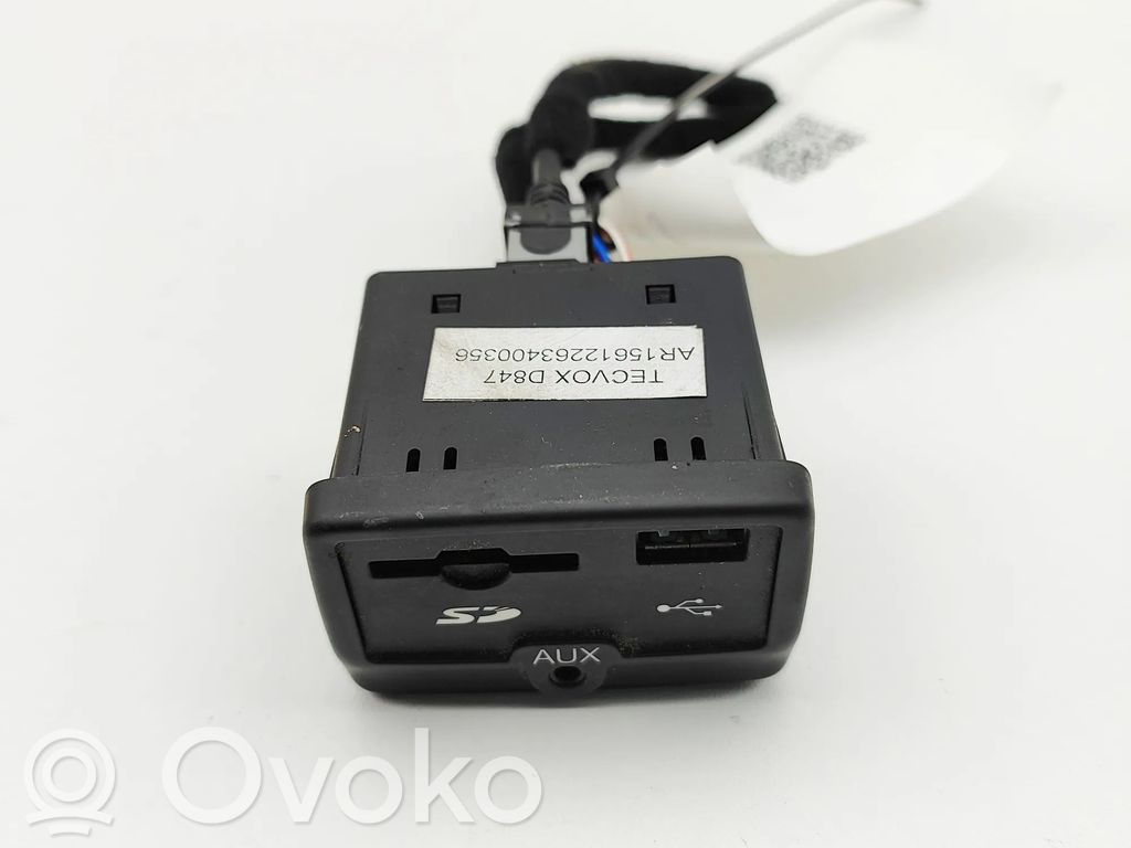 Conector priză AUX   156122634