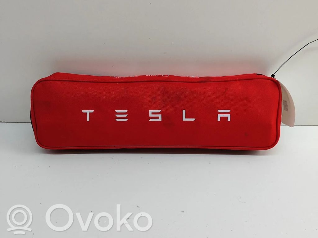 Tesla Model Y Botiquín de primeros auxilios