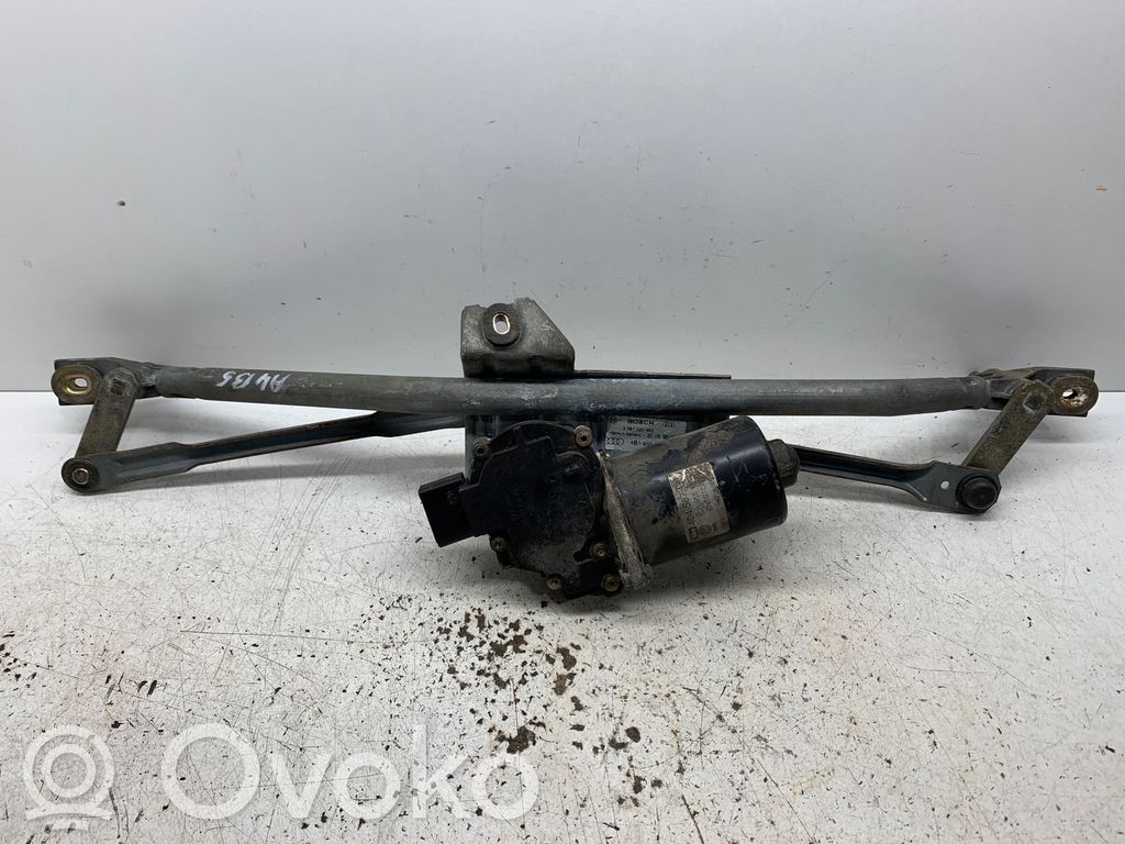 Audi A4 S4 B5 8D Etupyyhkimen vivusto ja moottori 