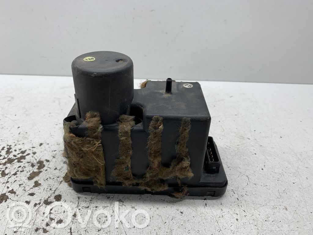 Audi 80 90 S2 B4 Central locking vacuum pump 