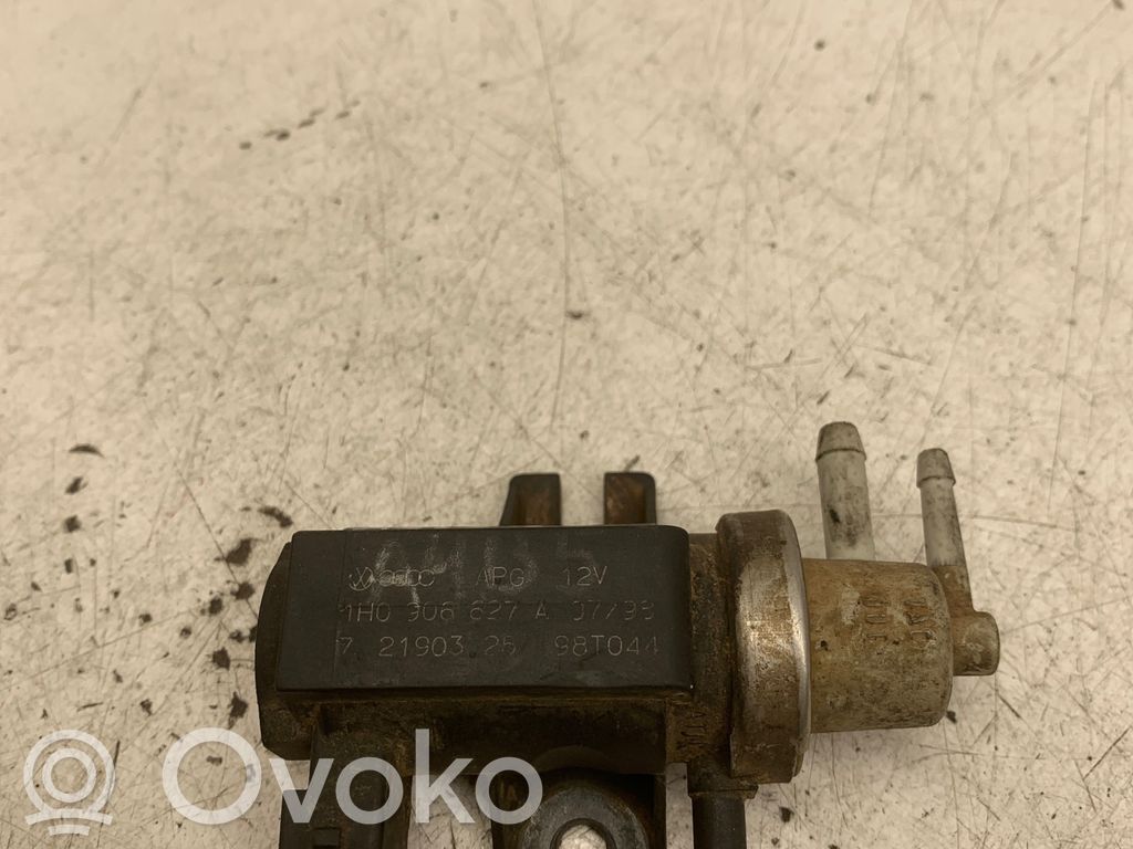 Audi A4 S4 B5 8D Zawór ciśnienia 