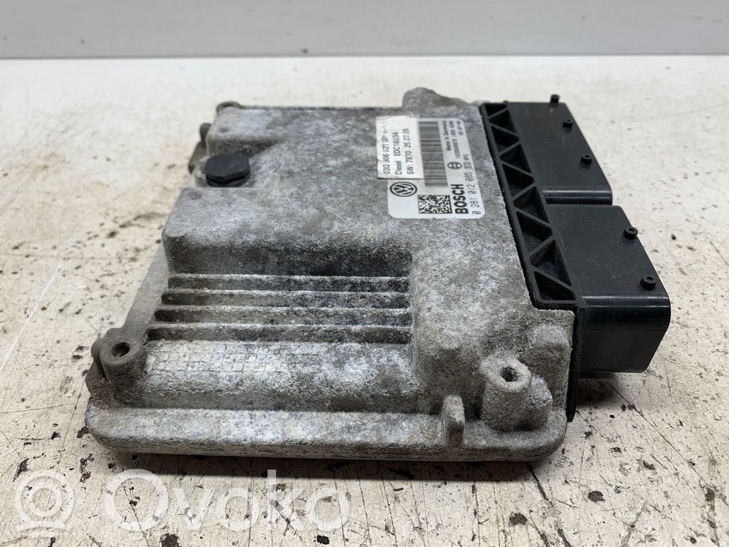 Volkswagen PASSAT B6 Engine control unit/module 