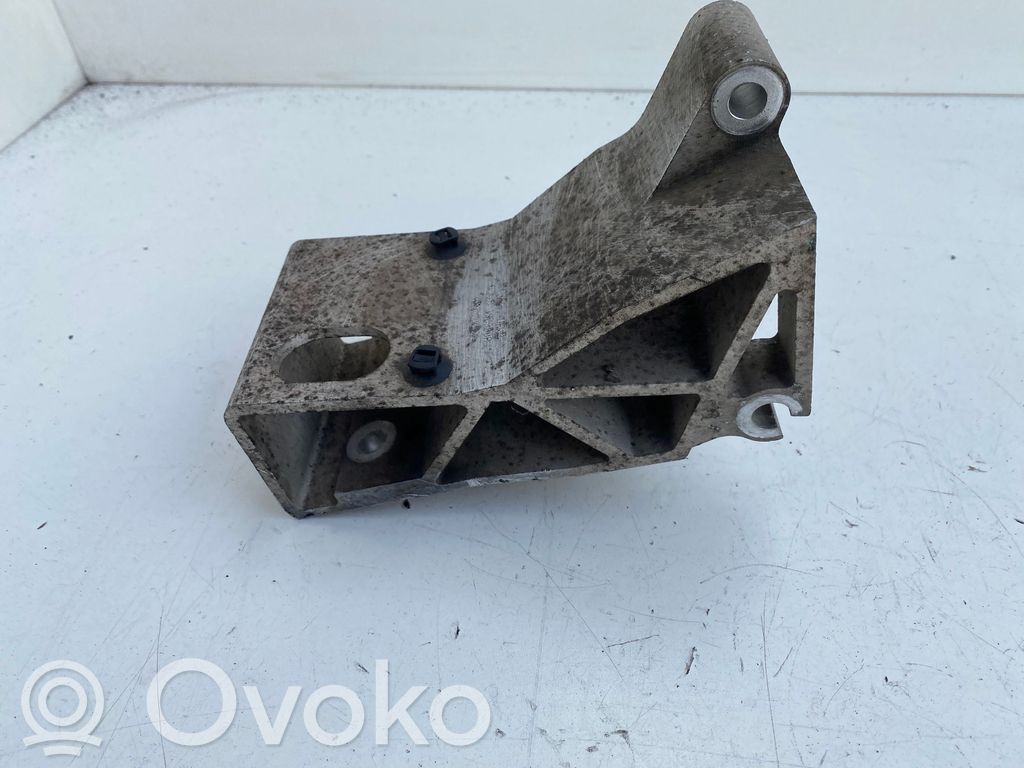 Volvo V70 Engine mounting bracket 