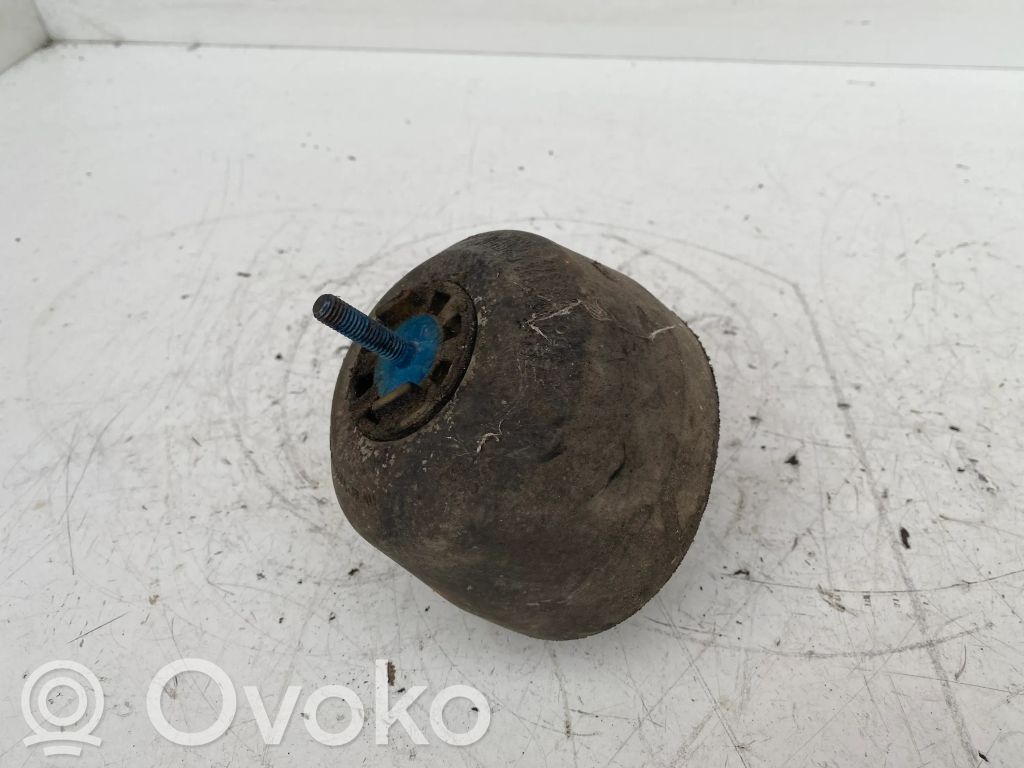 Volkswagen PASSAT B5 Engine mount bracket 