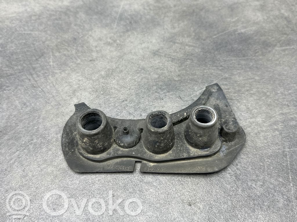 BMW 5 E39 Другая деталь отсека двигателя 