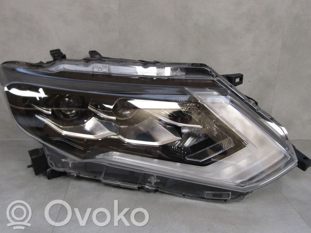 Nissan X-Trail T32 Lampa przednia 