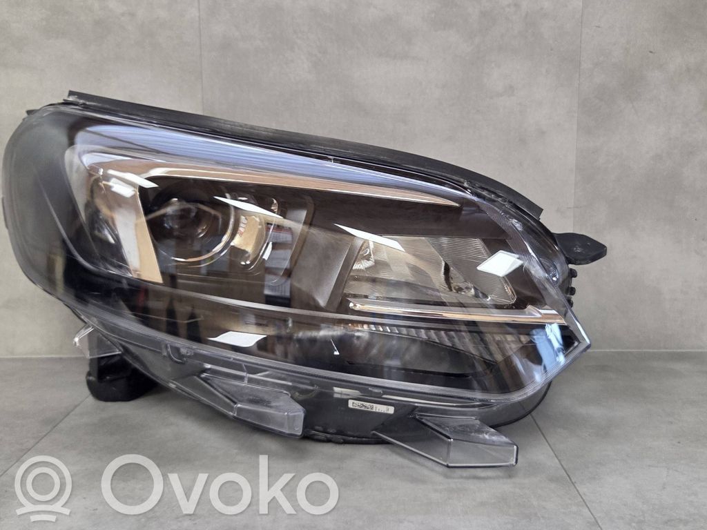Opel Zafira C Lampa przednia 