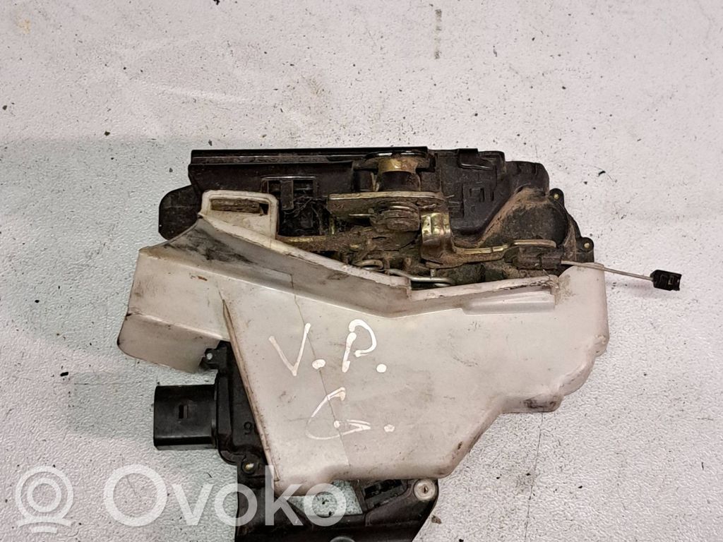 Volkswagen PASSAT B5.5 Etuoven lukko 