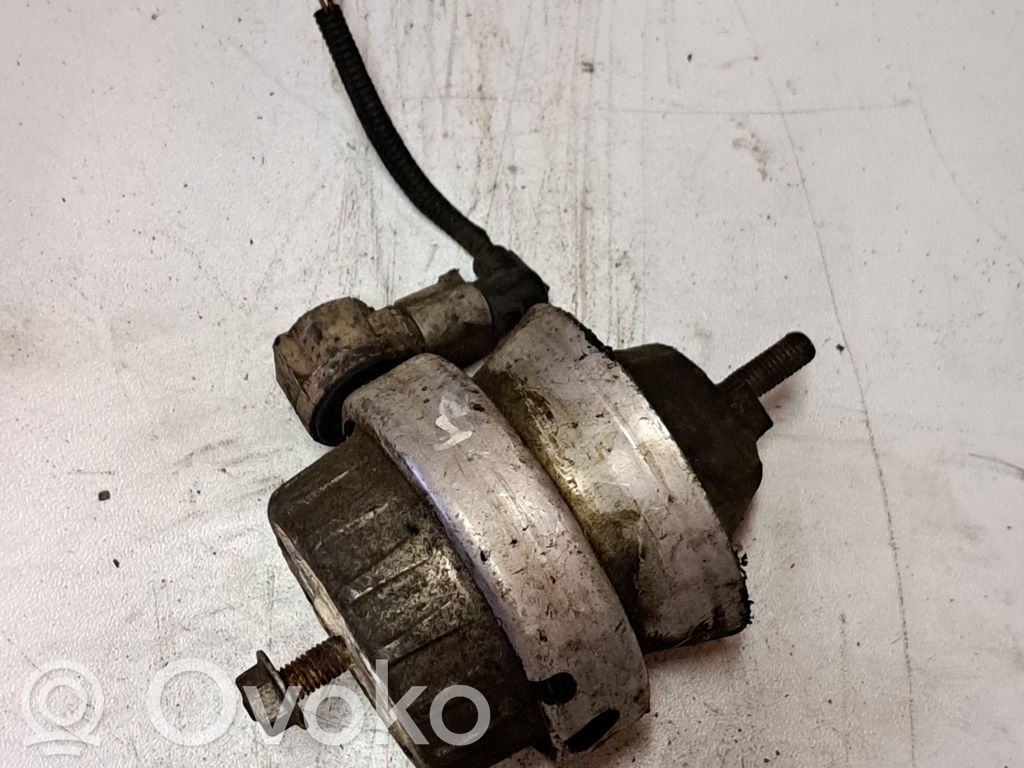 Engine mount bracket   MP4695