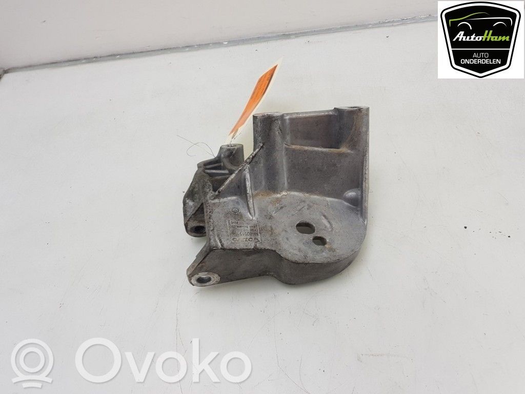 Volvo V40 Engine mount bracket 