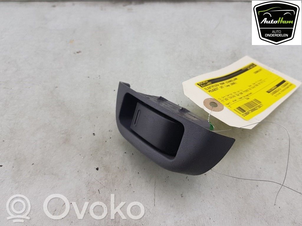 Peugeot 107 Electric window control switch 