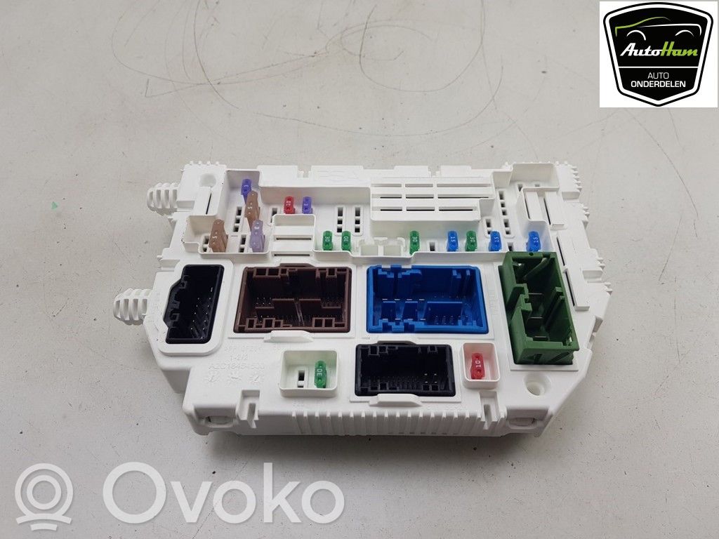 Opel Astra L Set scatola dei fusibili 