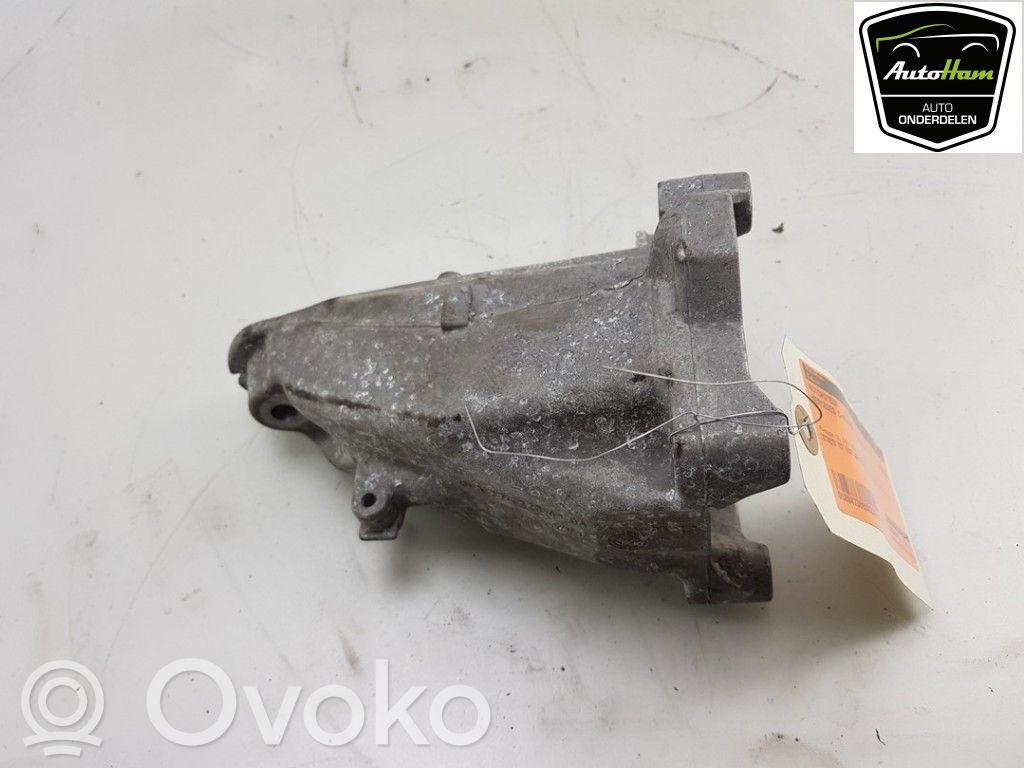 Mercedes-Benz C W205 Engine mount bracket 