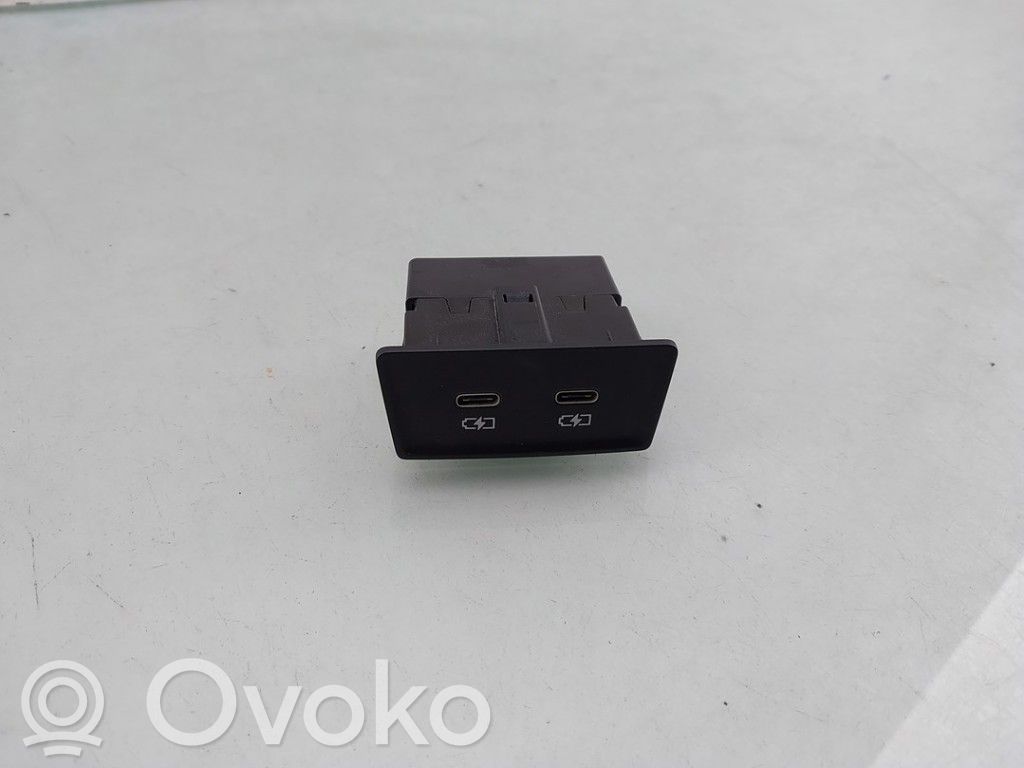 Audi A3 8Y Enchufe conector entrada auxiliar 